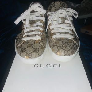 Gucci GG supreme Bee